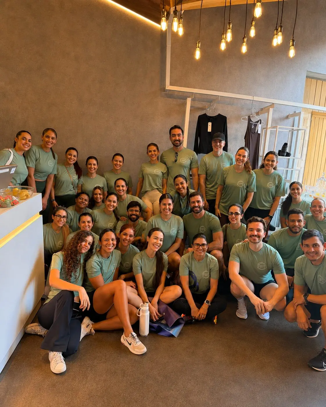Turma do ConeCare em Movimento reunida no estúdio após a aula
