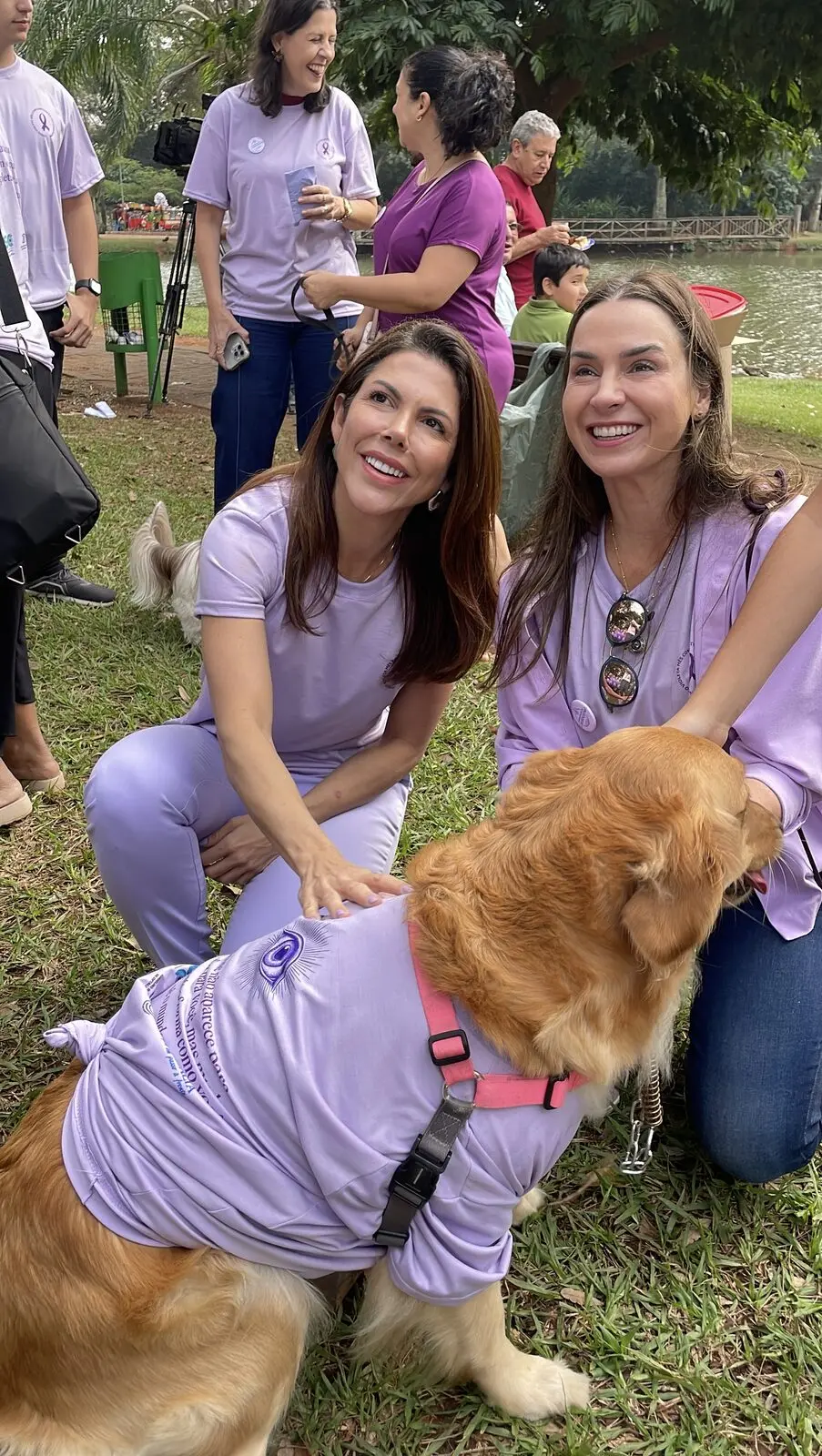 Dra. Jordana com uma participante e um cachorro em encontro no parque